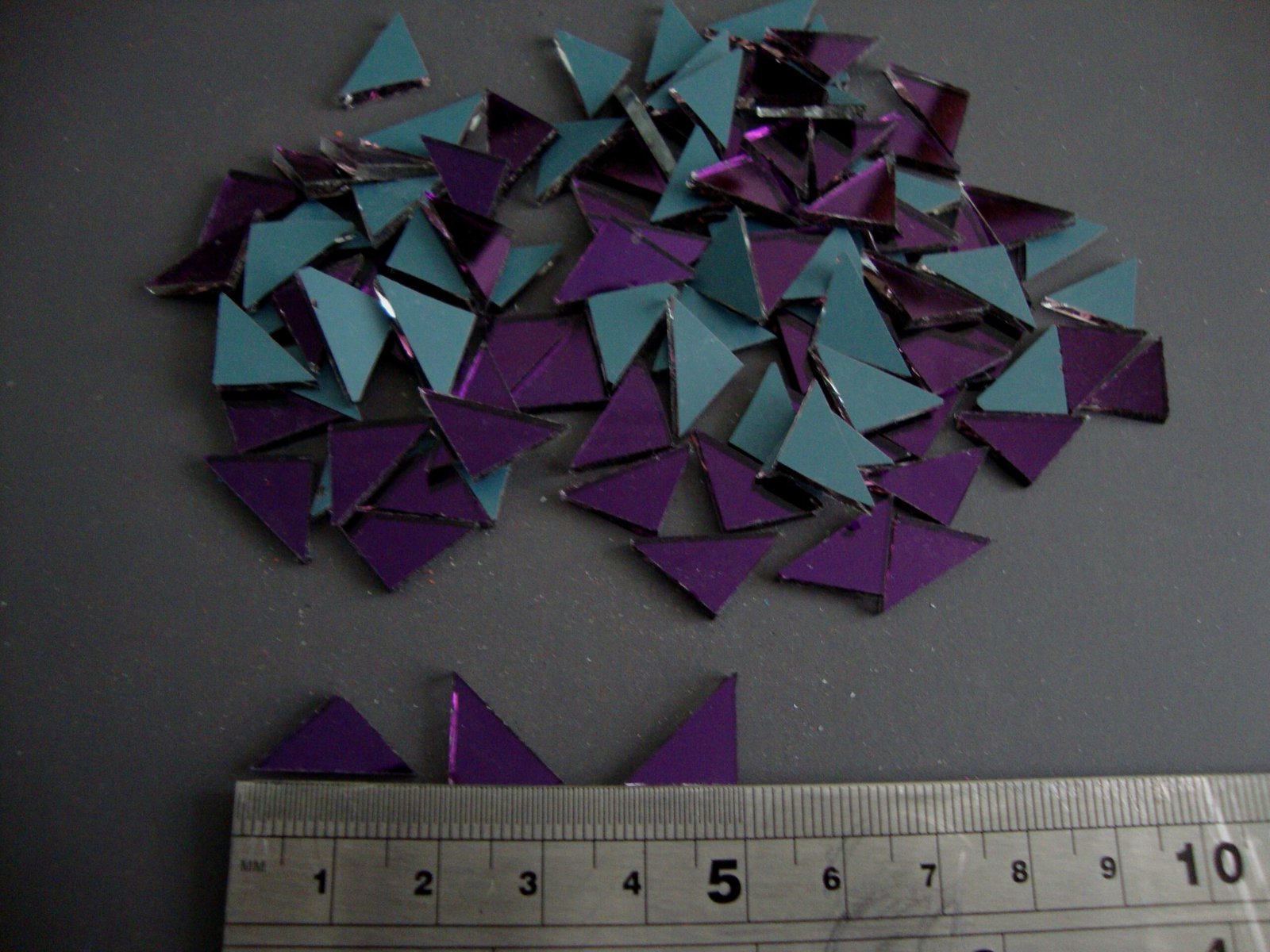 Mosaic 300 pieces triangular Purple mirror glass, 1x1x1.5 cm. - Image 3